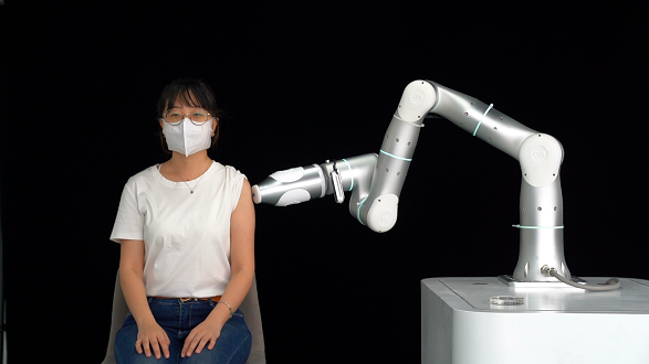 国内首款全自动无针疫苗注射机器人在沪发布