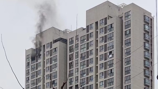 今天下午桂林路一小区高层居民楼发生火灾 消防及时到场扑灭