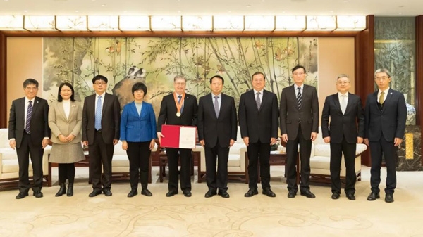 这12位外籍友人分别荣获“上海市荣誉市民”称号、“白玉兰荣誉奖”！