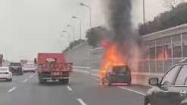 S20高速顾戴路段车辆起火 烧坏隔声屏无人员伤亡