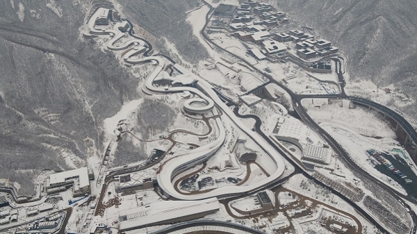 北京冬奥会场馆“国家雪车雪橇中心”：外形如巨龙 施工工艺最为复杂