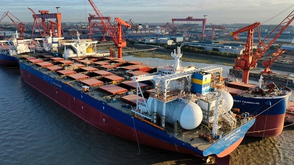 全球首艘纽卡斯尔型双燃料动力散货船交付 外高桥造船单月交船突破百万载重吨