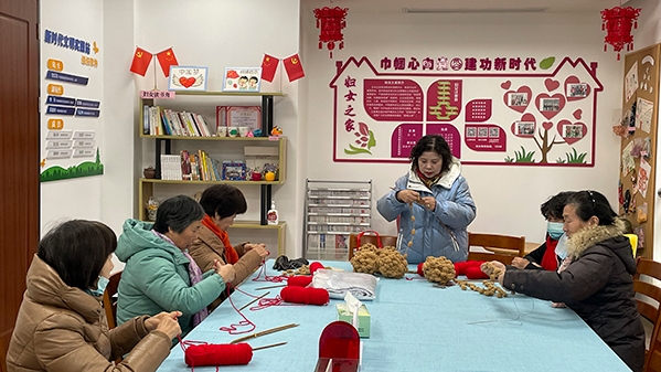 松江“板凳课堂”冬日增添新项目，巧手阿姨们为板凳穿上“冬衣”