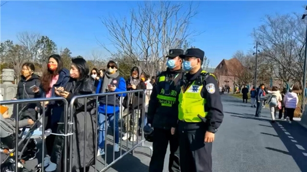 世博文化公园春节人气旺，民警在岗护平安