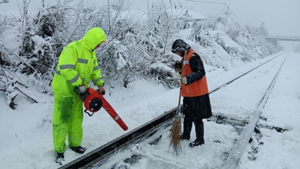 长三角迎来虎年首场瑞雪 铁路部门扫雪除冰保畅通