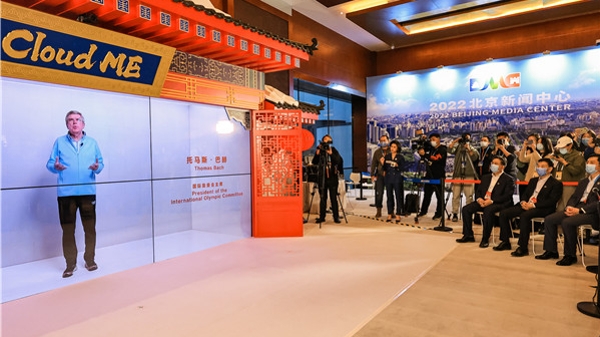 巴赫“现身”2022北京新闻中心，向记者“云拜年”