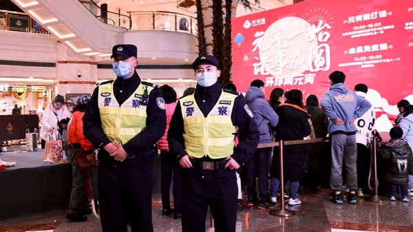 元宵节豫园观灯客流28.1万人次，上海警方启动高等级勤务保平安