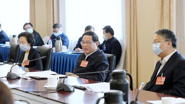 上海代表团举行小组会议 审议政府工作报告，审查计划报告和草案、预算报告和草案
