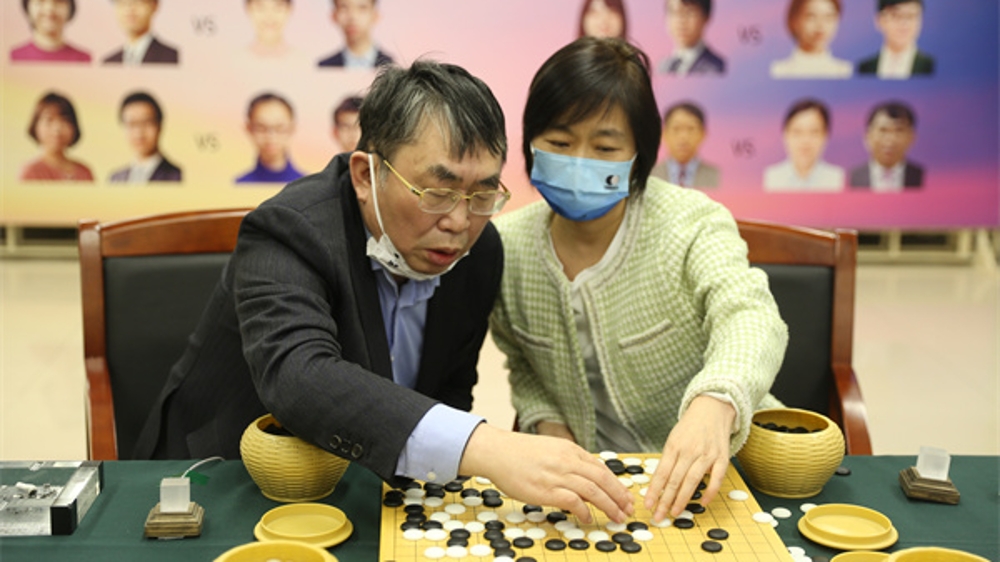 聂卫平、张璇和小林光一父女为中日友好双人围棋赛收尾，中国总比分3比1胜出