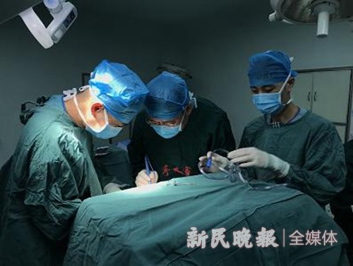 叶城县人民医院肿瘤科成功切除一例右侧甲状腺巨大肿瘤