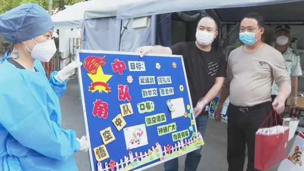 这个方舱要筹办网课教室多所学校闻讯送来物资还指导布置