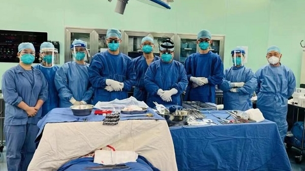 “中国智造”助力危重主动脉夹层手术 中山医院心外科团队成功完成全国首例国产新型主动脉术中支架植入
