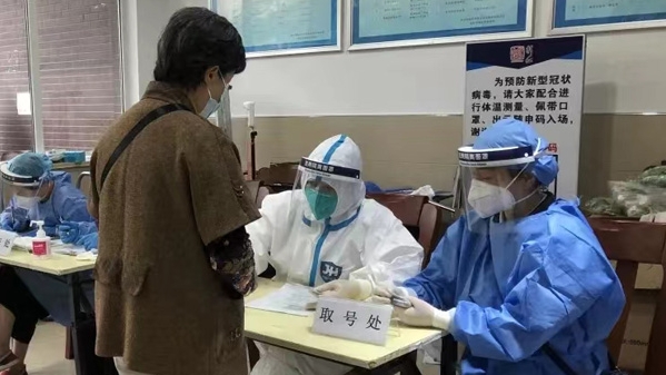 80多人报名，接种时来了126人，在闵行区新虹街道，首次老年人疫苗接种受欢迎