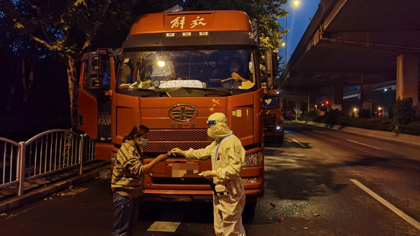 路上的货车司机，奔跑中的外卖小哥……上海宝山警方开辟30多处临时安置点，为他们提供吃住和核酸检测