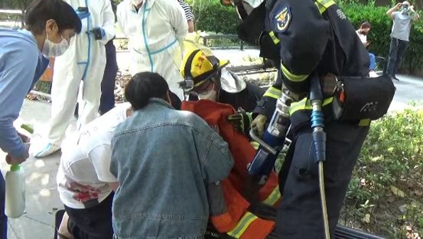 六月龄婴儿小脚被卡公园长椅 消防员出手解救