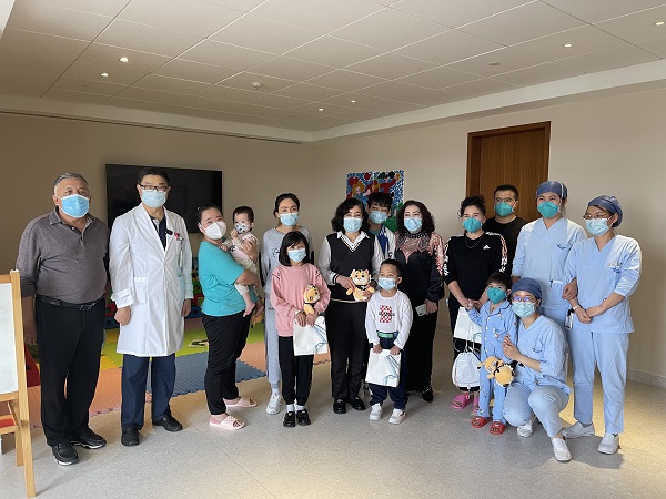来上海看病不测滞留这群新疆娃娃在病房里渡过出格的端五