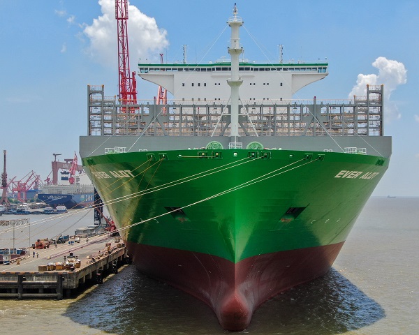 全球最大超大型集裝箱船在滬交付