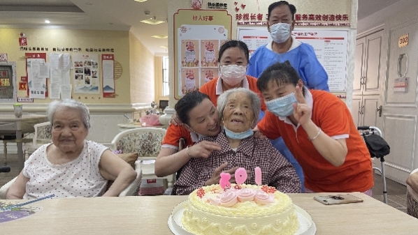 养护院恢复探视，73岁儿子为103岁妈妈过生日