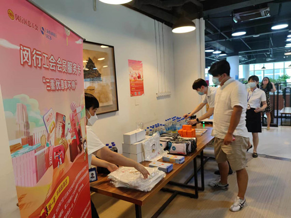 园区恢复堂食工会线下服务同步送到闵行工会为园区职工提供巡回一站式服务