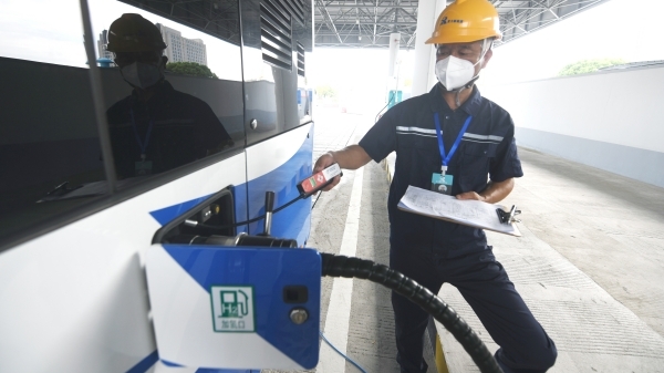 上海首座公交場站內加氫站今日啟動，奉賢氫燃料電池公交車同時投入運營