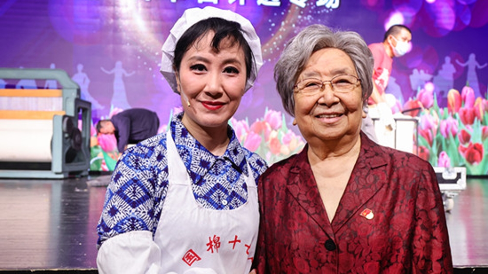 91岁黄宝妹再当女主角 沪剧小戏《纺织仙女》再现劳模退休后的故事