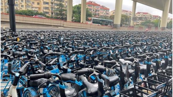 地铁站外再现共享单车“车海” 市民呼吁加强管理