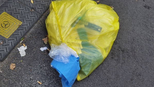 “黄色垃圾”扔在非机动车道，存卫生安全隐患
