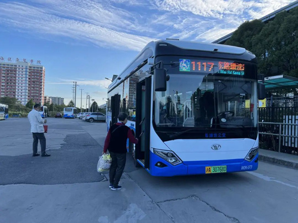 助力低碳出行!杨高公交投放69辆新能源公交车_市政厅_新民网