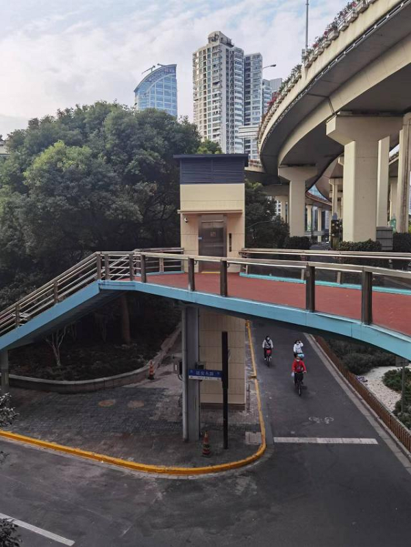 延安路两座天桥电梯试运行 人行天桥加梯项目进入最后冲刺_城生活_新民网