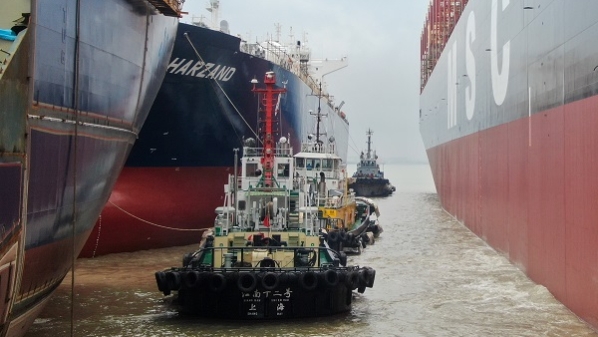 全球首艘、在建最大，这两艘“大船”今天在沪同出坞