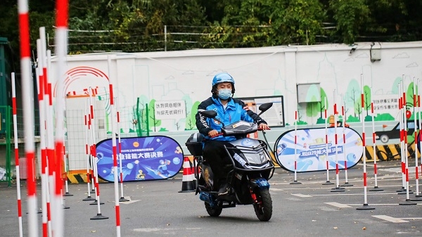 骑车载水过独木桥、处理送餐纠纷……上海骑手技能竞赛决出首位冠军