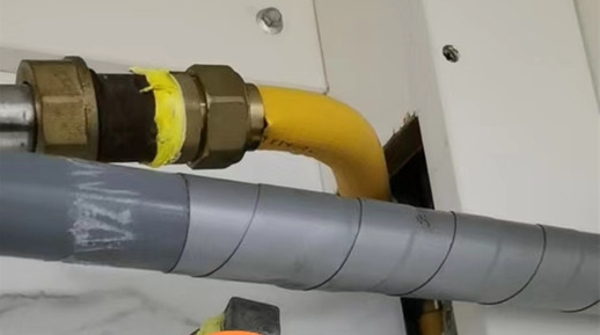 17年房龄商品房更换新燃气管 居民竟然觉得太浪费不安全要恢复老管