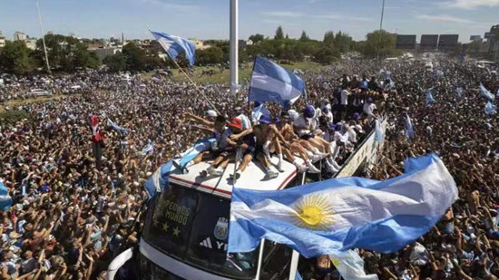20万人接机 400万人游行 梅西率队夺冠 阿根廷球迷疯狂庆祝