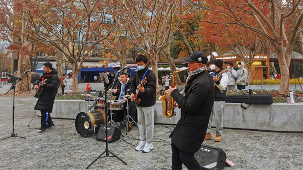 “街艺小分队”用音乐陪市民迎接新年