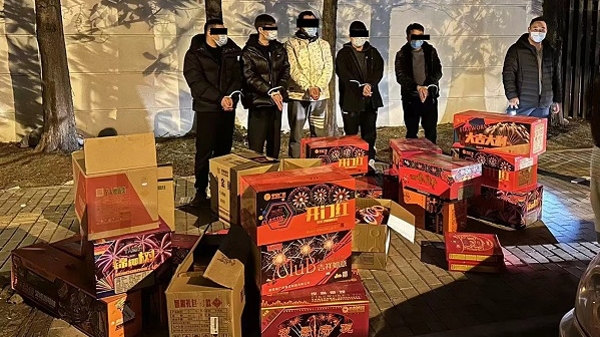 在小区微信群公开销售烟花爆竹， 闵行警方查获300余件