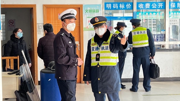 松江警方把牢春运“安全关”
