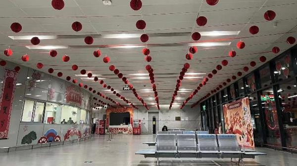 喜迎新春 公交枢纽站开启“春节模式”