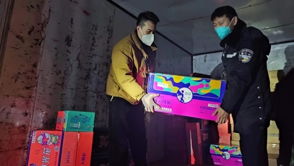 上海警方接连查获非法销售烟花爆竹