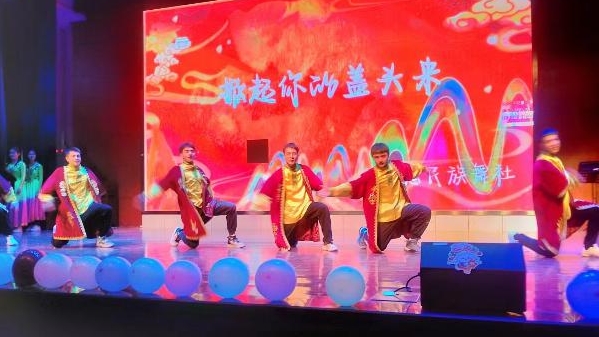 崇明中学新疆班在沪欢度春节 共展民族团结青春秀