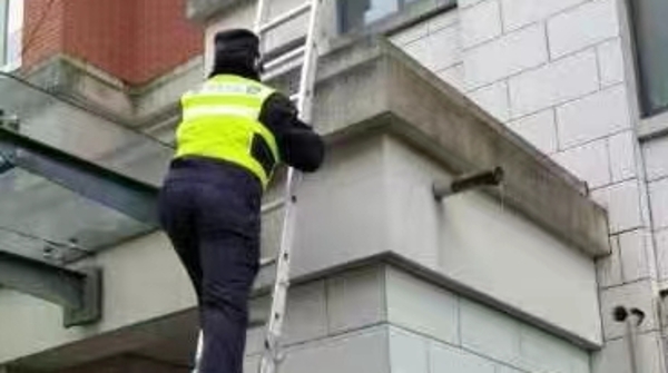 春节期间两户居民遭遇楼上漏水 民警爬梯翻窗及时消除隐患