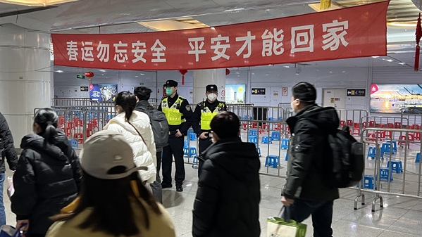 上海火车站预计今日到达旅客15万人次，静安警方做好换乘分流引导