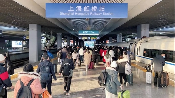 迎春节铁路返程客流最高峰 预计今天到达上海旅客55万人次