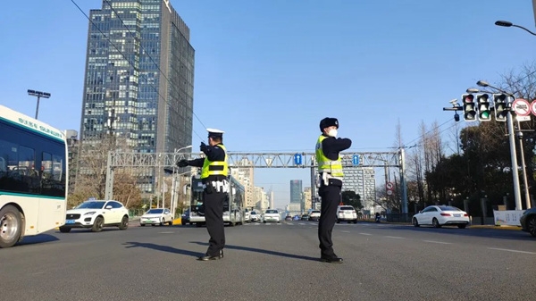 杨浦交警全员上岗，节后首个早高峰“一路畅通”