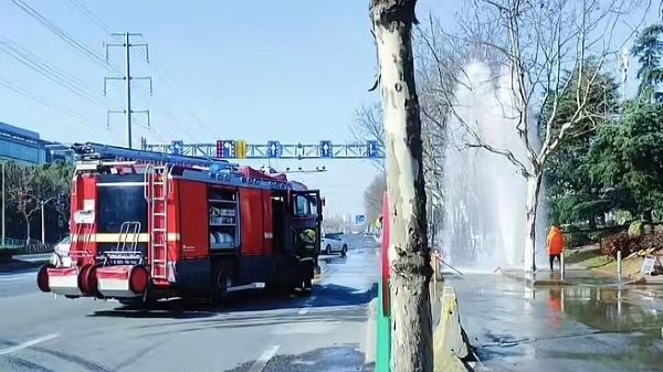 金海路金穗路路口消防栓被撞断 现场喷出5米高水柱