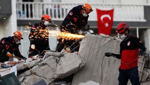 新民艺评丨万物既伟大又渺小——从土耳其大地震想到的灾难片瞬间