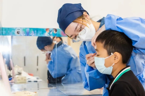 开学在即，孩子的眼镜需要“换新”吗？