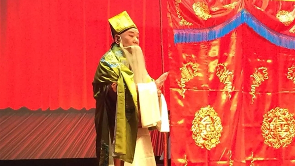 十日谈 | 学唱皮黄，教玩手机
