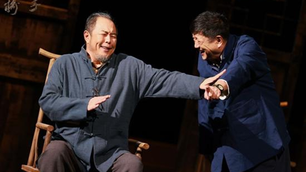 张铁林自编自导自演的话剧《椅子》昨晚上海首演　除了“京味”你还看到什么？