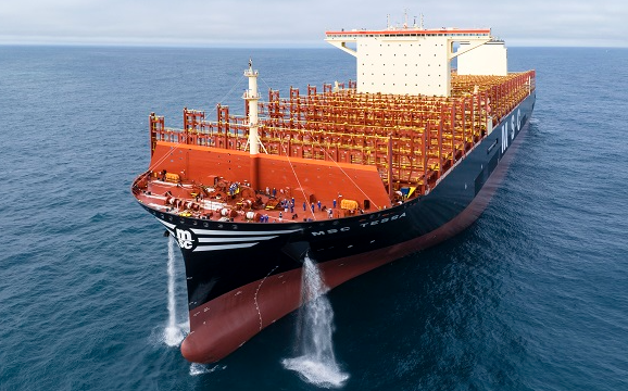 全球最大级别集装箱船在沪交付