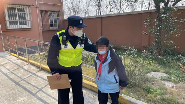 家长粗心错漏学校通知，女孩失联急坏家人